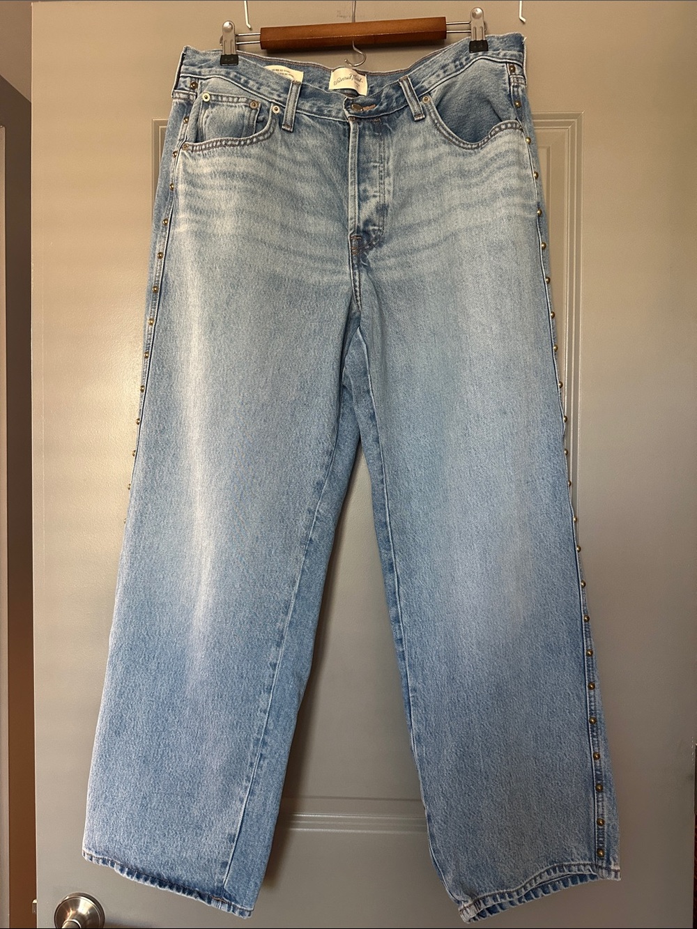 Mid Rise 90s Baggy Jeans with Metal Button Detail
